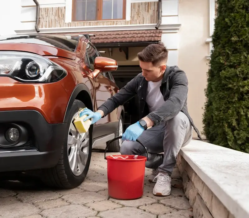 Lavage auto à domicile Saint-Christophe-du-Foc : professionnel intervenant sur un véhicule